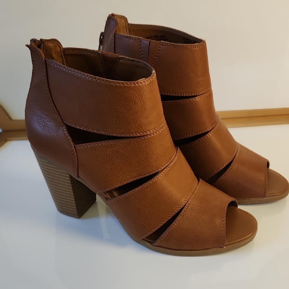 Sonoma Life+Style Saddle Brown Peep Toe Booties – Size 8.5